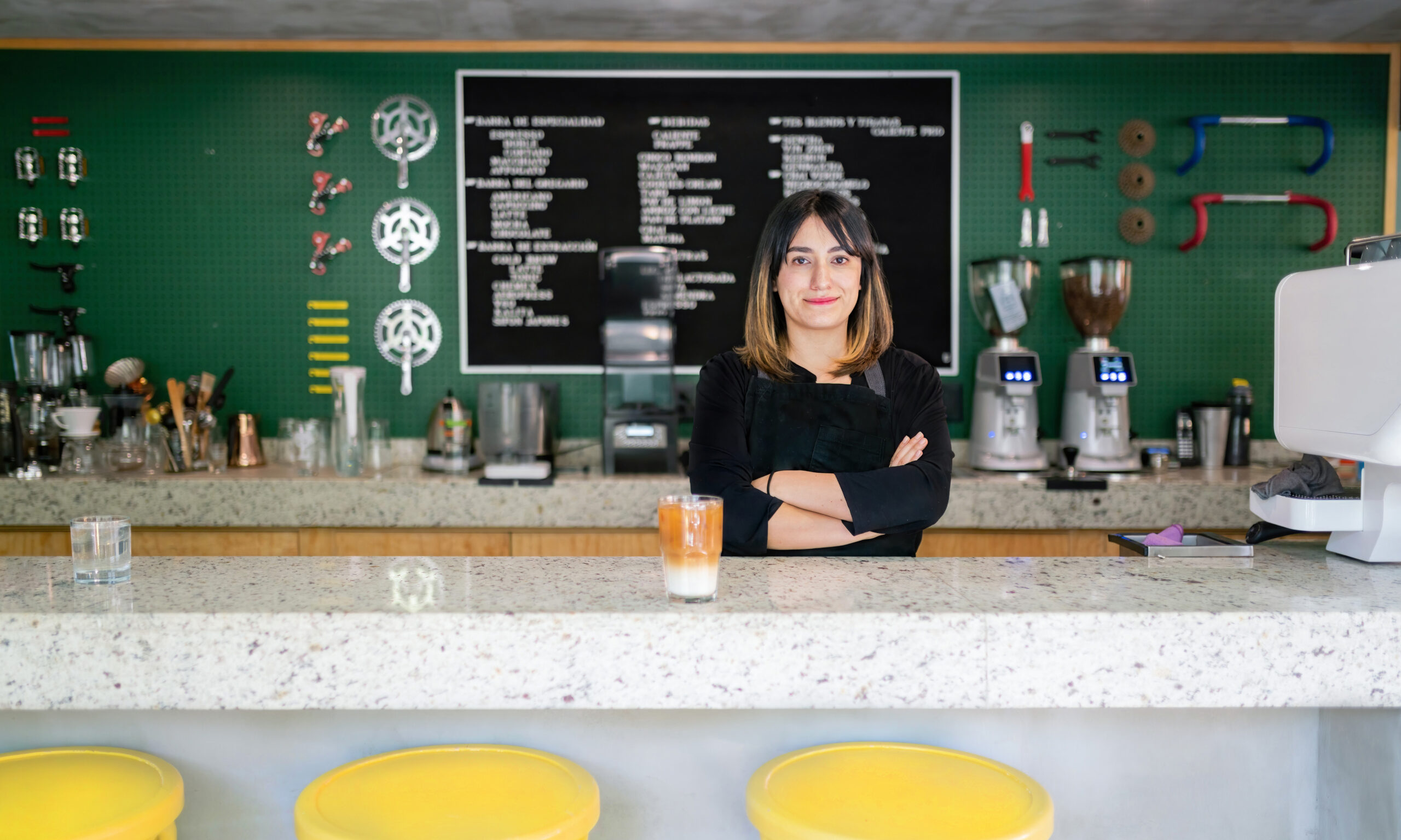 Retrato de propietaria en un pequeño negocio Mujer empresaria en un negocio local, gerente en su cafetería