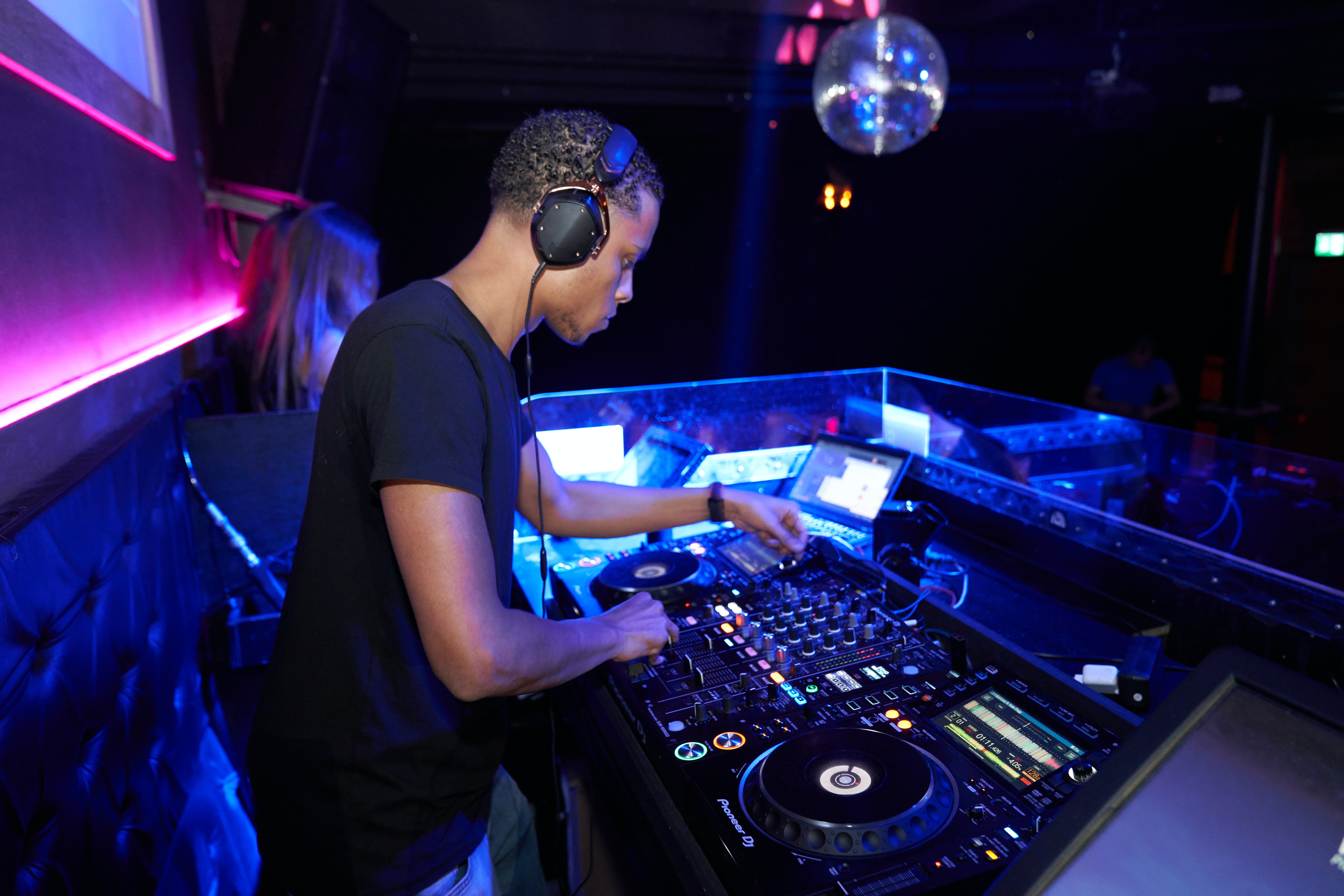 Hombre negro trabajando como DJ en un club